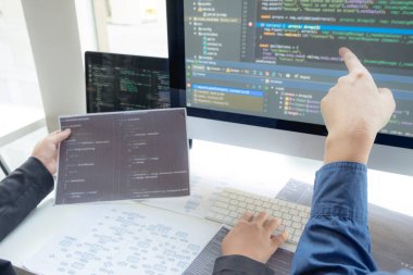 Programcılar kodlama ve kodlama teknol geliştirme üzerinde çalışırlar