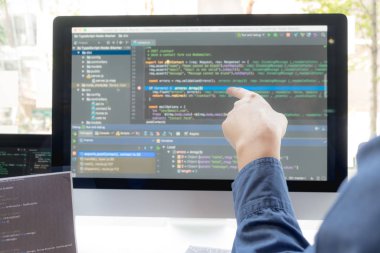 Programcılar kodlama ve kodlama teknol geliştirme üzerinde çalışırlar