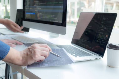Programcılar kodlama ve kodlama teknol geliştirme üzerinde çalışırlar