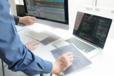 Programcılar kodlama ve kodlama teknol geliştirme üzerinde çalışırlar
