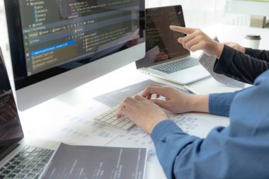 Programcılar kodlama ve kodlama teknol geliştirme üzerinde çalışırlar