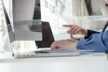 Programcılar kodlama ve kodlama teknol geliştirme üzerinde çalışırlar