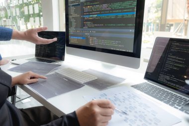 Programcılar kodlama ve kodlama teknol geliştirme üzerinde çalışırlar