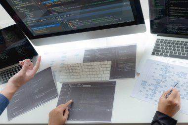 Programcılar kodlama ve kodlama teknol geliştirme üzerinde çalışırlar