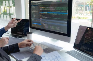 Programcılar kodlama ve kodlama teknol geliştirme üzerinde çalışırlar
