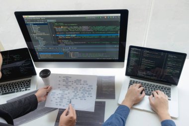 Programcılar kodlama ve kodlama teknol geliştirme üzerinde çalışırlar