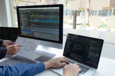 Programcılar kodlama ve kodlama teknol geliştirme üzerinde çalışırlar