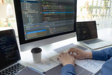 Programcılar kodlama ve kodlama teknol geliştirme üzerinde çalışırlar