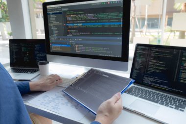 Programcılar kodlama ve kodlama teknol geliştirme üzerinde çalışırlar
