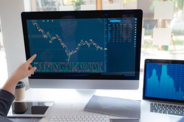 Programcılar kodlama ve kodlama teknol geliştirme üzerinde çalışırlar