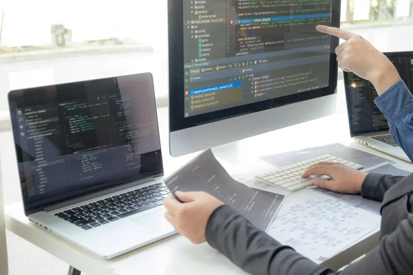 Programadores trabalham no desenvolvimento de codificação e codificação technol — Fotografia de Stock