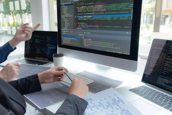 Programadores trabalham no desenvolvimento de codificação e codificação technol — Fotografia de Stock