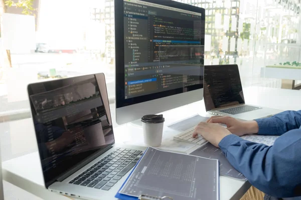 Programcılar kodlama ve kodlama teknol geliştirme üzerinde çalışırlar