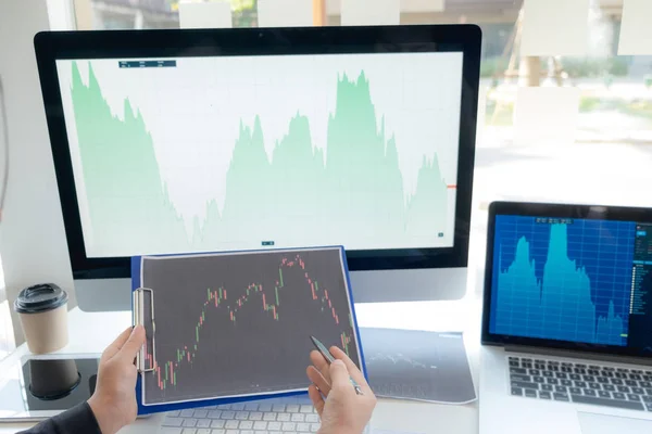 Cours de bourse Trading en bourse Investissement en actions Analyses des investissements — Photo