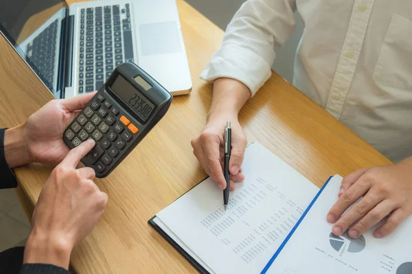 Los empleados del banco se sientan y trabajan y verifican el resumen financiero — Foto de Stock