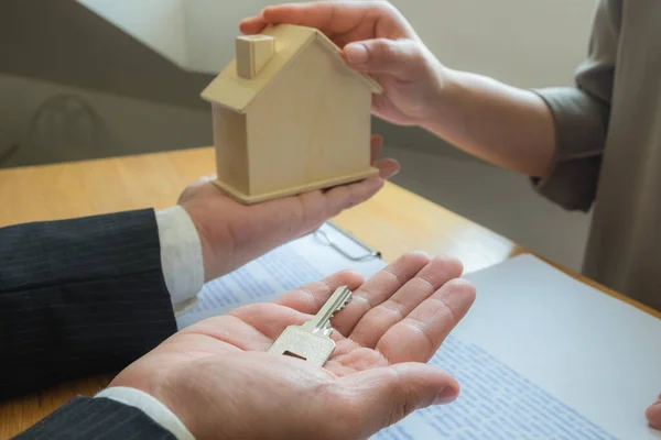 Préstamos, contratos para comprar una casa o pedir dinero prestado para una casa p — Foto de Stock