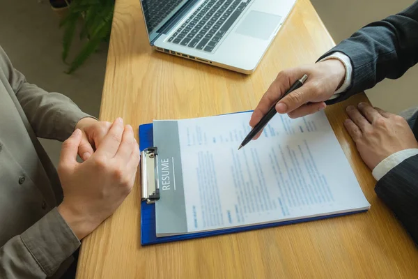 Solicitar la auto-introducción a través de una cartera, curriculum vitae, resu — Foto de Stock