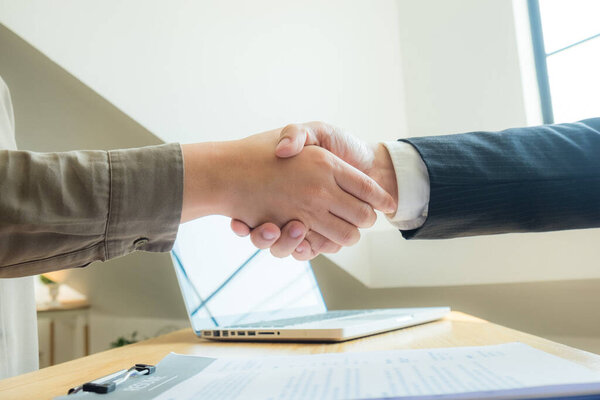 Успешное рукопожатие в представлении резюме для работы в компании
