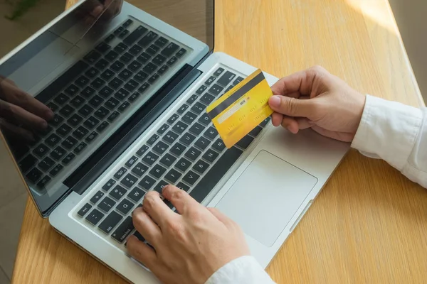 Utilizzo di carte di credito per acquisti online o prodotti richiesti . — Foto Stock