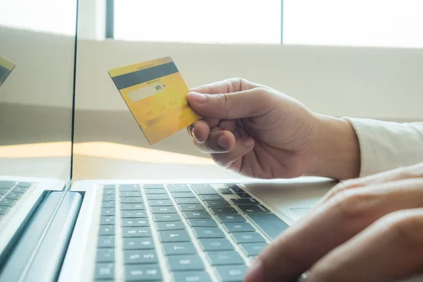 Utilizzo di carte di credito per acquisti online o prodotti richiesti . — Foto Stock