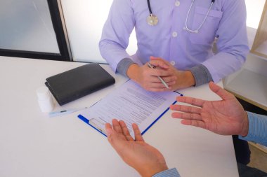 Doktor danışmanlığı sağlık tedavisi planlama yorumu hastanın çeşitli semptomlarını tanımlıyor.