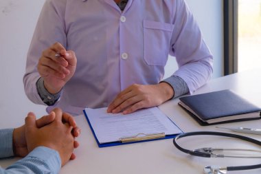 Doktor konsültasyonu. Hastalık ve rahatsızlık teşhisini dinleyin. Sağlıklı sağlık yönergeleri.
