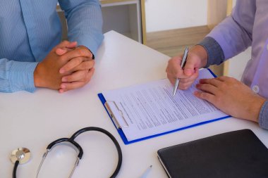 Doktor konsültasyonu. Hastalık ve rahatsızlık teşhisini dinleyin. Sağlıklı sağlık yönergeleri.