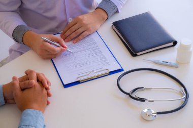 Doktor konsültasyonu. Hastalık ve rahatsızlık teşhisini dinleyin. Sağlıklı sağlık yönergeleri.