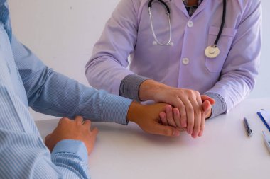 Doktor konsültasyonu. Hastalık ve rahatsızlık teşhisini dinleyin. Sağlıklı sağlık yönergeleri.