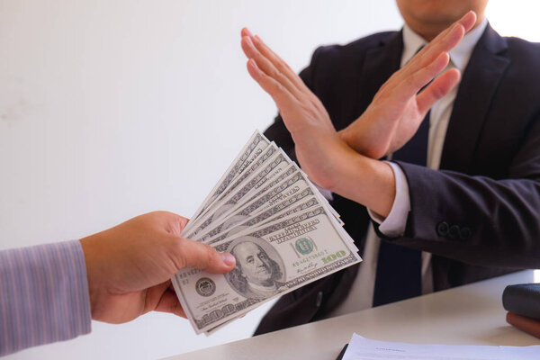 Коррупционное предложение Деньги за мошенничество в бизнесе, строительство, незаконное лоббирование государственных чиновников или поставщиков услуг
