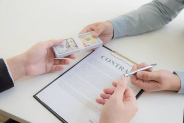 Dolandırıcılar iş sözleşmeleri için para kazanıyorlar. Gayrimenkul ya da yasadışı sözleşme.