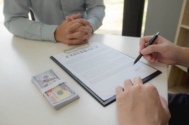 Dolandırıcılar iş sözleşmeleri için para kazanıyorlar. Gayrimenkul ya da yasadışı sözleşme.