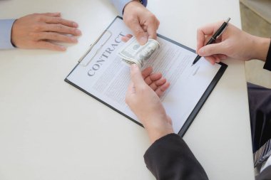 Dolandırıcılar iş sözleşmeleri için para kazanıyorlar. Gayrimenkul ya da yasadışı sözleşme.