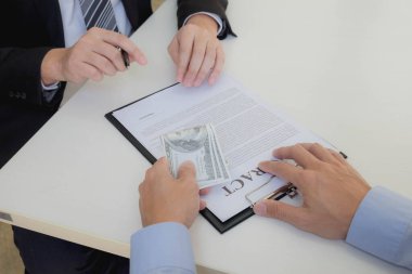 Dolandırıcılar iş sözleşmeleri için para kazanıyorlar. Gayrimenkul ya da yasadışı sözleşme.