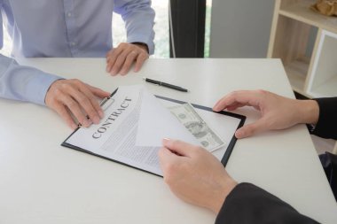 Dolandırıcılar iş sözleşmeleri için para kazanıyorlar. Gayrimenkul ya da yasadışı sözleşme.