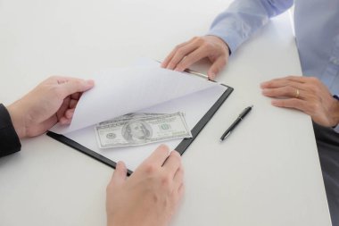 Dolandırıcılar iş sözleşmeleri için para kazanıyorlar. Gayrimenkul ya da yasadışı sözleşme.