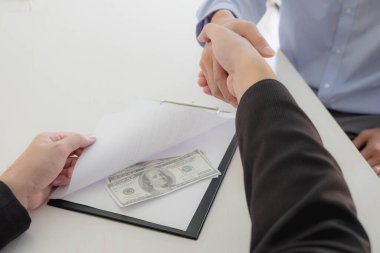 Dolandırıcılar iş sözleşmeleri için para kazanıyorlar. Gayrimenkul ya da yasadışı sözleşme.