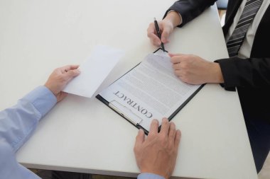 Dolandırıcılar iş sözleşmeleri için para kazanıyorlar. Gayrimenkul ya da yasadışı sözleşme.