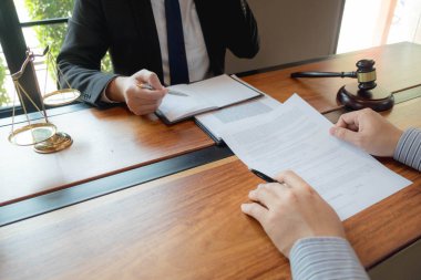 Yasal sözleşme, iş sözleşmesi, çeşitli davalar için yasal danışmanlık.