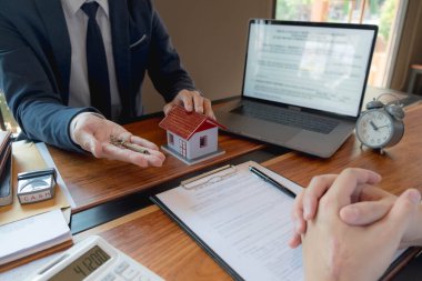 Ev anahtarlarını ipotek sözleşmesi yaptıktan sonra vermek, başarılı bir şekilde ev almak ve ev sahibi olmak..