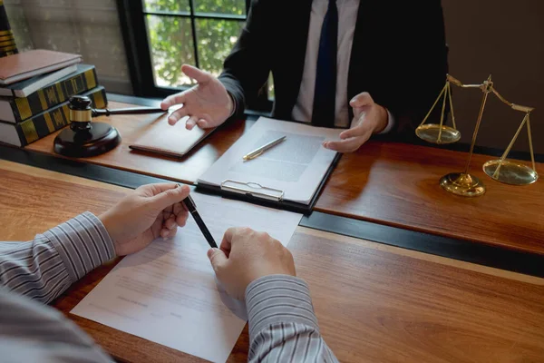 Konsultieren Sie Einen Rechtsanwalt Bezug Auf Rechtsvertrag Geschäftsvertrag Rechtsberater Verschiedenen — Stockfoto