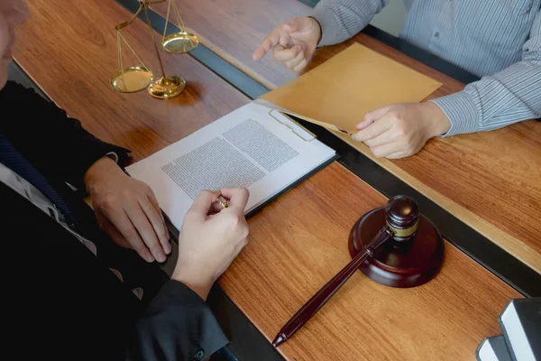 Konsultieren Sie Einen Rechtsanwalt Bezug Auf Rechtsvertrag Geschäftsvertrag Rechtsberater Verschiedenen — Stockfoto