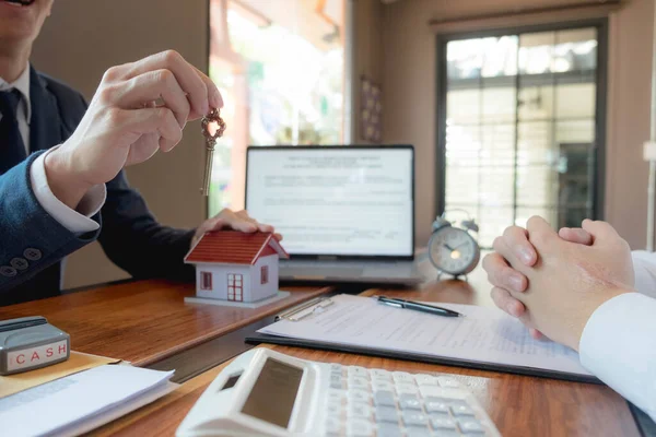 Entregar Chaves Sua Casa Depois Fazer Contrato Hipoteca Comprar Uma — Fotografia de Stock