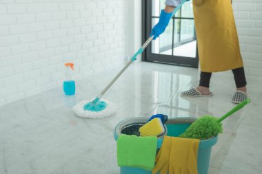 Temizlik ekibi yüzeyde mikropları ve virüsleri öldürmek için kullanılan temizlik maddeleri kullanıyor..