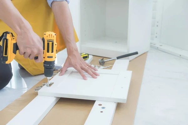 Mecánico Ensambló Los Muebles Casa Acuerdo Con Manual Junto Con — Foto de Stock