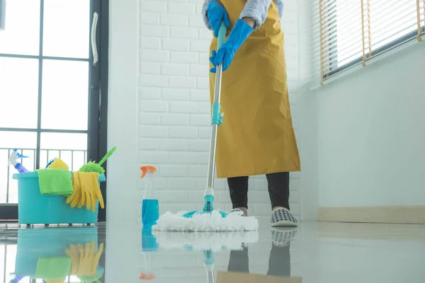 清洁人员在表面使用拖把 并使用清洁剂 用来杀灭细菌和病毒 — 图库照片