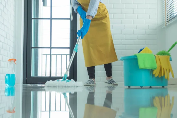 Het Schoonmaakpersoneel Gebruikt Dweilen Het Oppervlak Reinigingsmiddelen Die Worden Gebruikt — Stockfoto