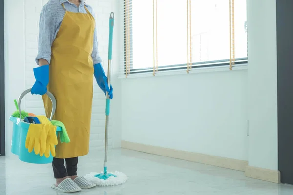 Het Schoonmaakpersoneel Gebruikt Dweilen Het Oppervlak Reinigingsmiddelen Die Worden Gebruikt — Stockfoto