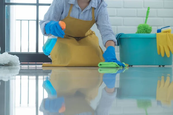 Equipe Limpeza Usa Panos Superfície Usa Agentes Limpeza Contendo Ingredientes — Fotografia de Stock