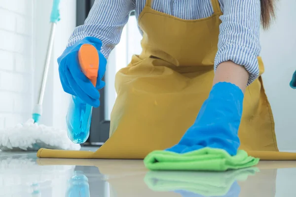 Personel Sprzątający Używa Ubrań Powierzchni Używa Środków Czyszczących Zawierających Składniki — Zdjęcie stockowe